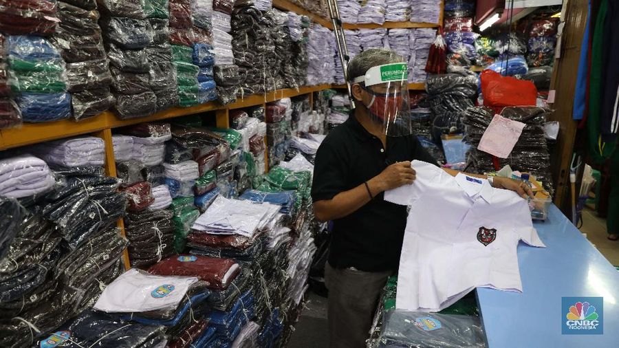 Penjualan Seragam Sekolah (CNBC Indonesia/ Muhammad Sabki)