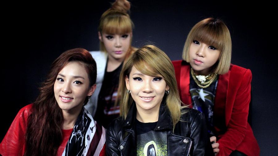 Personil 2NE1 yang terdiri dari kiri depan, Dara, kanan depan, CL, kiri baris belakang, Bom dan Minzy kanan belakang. (AP / Richard Vogel) In this Thur. Aug. 23,2012 photo showing the four member South Korean hop-hop/pop girl group called 2NE1 consisting of from front left, Dara, front right, CL, back-row left, Bom and back-right Minzy are photographed during an interview in downtown Los Angeles. (AP Photo/Richard Vogel)