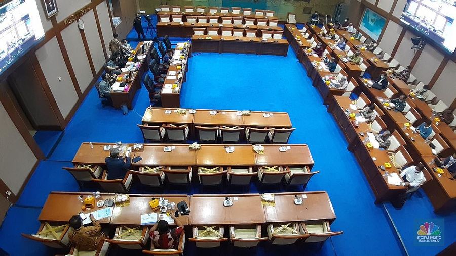 Rapat Komisi VII DPR RI bersama Plt. Kepala Badan Geologi Kementerian Energi dan Sumber Daya Mineral (ESDM) dan Kepala Badan Informasi Geospasial (BIG). (CNBC Indonesia/ Anisatul Umah)