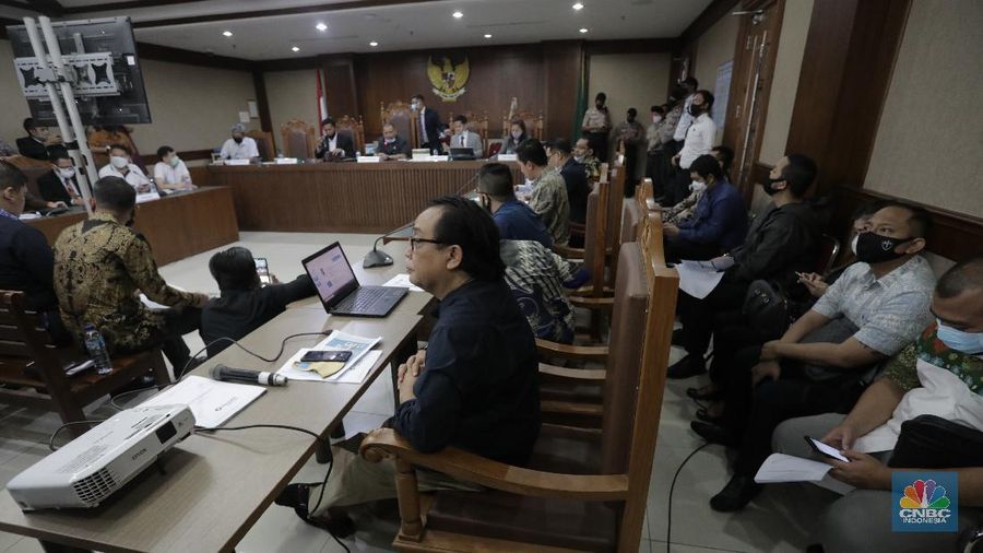 Tanda penyitaan aset terpampang di gedung KSP Indosurya yang berlokasi di Jalan Thamrin, Jakarta Pusat, Kamis (29/92022). (CNBC Indonesia/ Tri Susilo)
