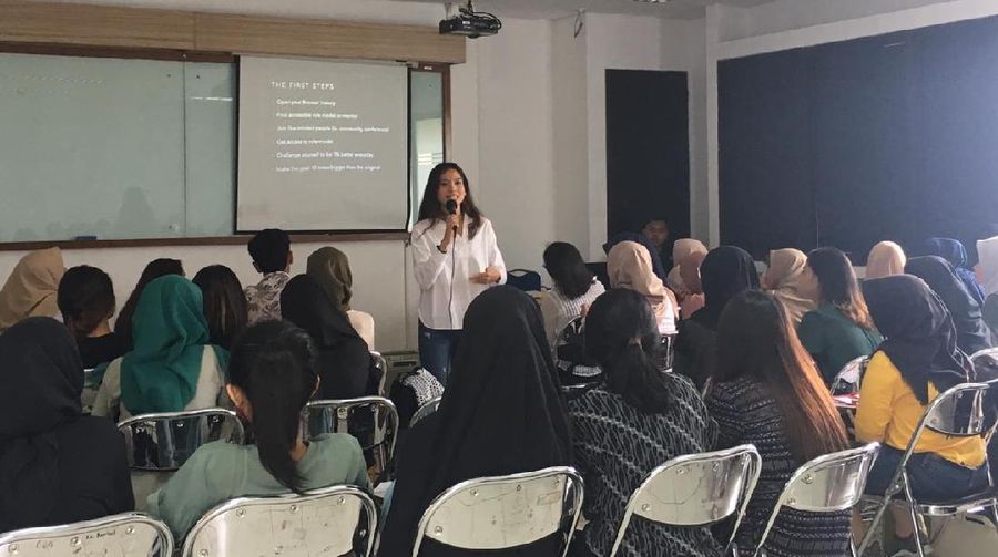Acha Septriasa saat memberikan materi kepada mahasiswa Vokasi UI (Dok. Vokasi UI)