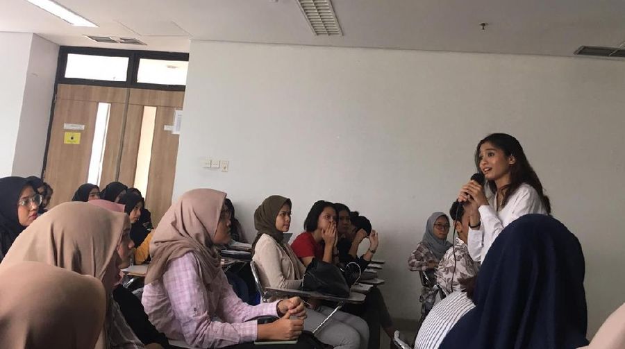 Acha Septriasa saat memberikan materi kepada mahasiswa Vokasi UI (Dok. Vokasi UI)
