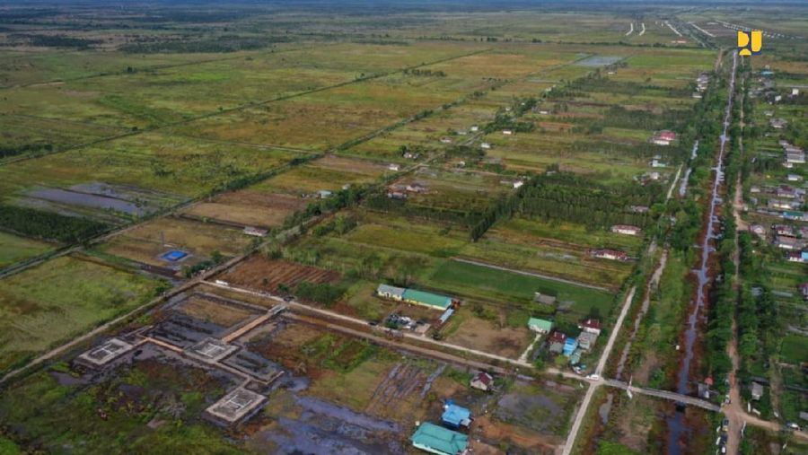 Menteri Pekerjaan Umum dan Perumahan Rakyat (PUPR) Basuki Hadimuljon meninjau lahan program pengembangan food estate di Provinsi Kalimantan Tengah (Kalteng). (Dokumentasi Kementerian PUPR)