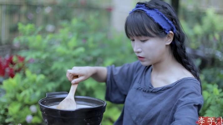 Li Ziqi (Tangkapan Layar Youtube 李子柒 Liziqi) Li Ziqi (Tangkapan Layar Youtube 李子柒 Liziqi)