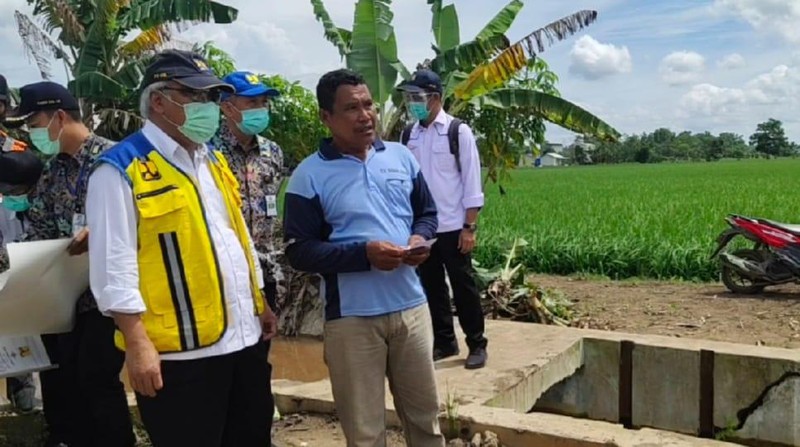 Menteri Pekerjaan Umum dan Perumahan Rakyat (PUPR) Basuki Hadimuljon meninjau lahan program pengembangan food estate di Provinsi Kalimantan Tengah (Kalteng). (Dokumentasi Kementerian PUPR)