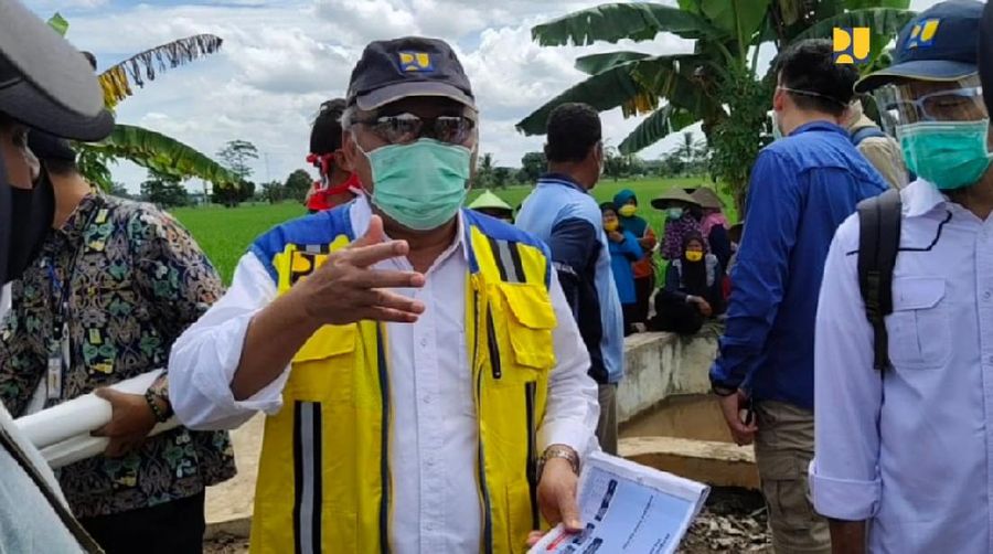 Menteri Pekerjaan Umum dan Perumahan Rakyat (PUPR) Basuki Hadimuljon meninjau lahan program pengembangan food estate di Provinsi Kalimantan Tengah (Kalteng). (Dokumentasi Kementerian PUPR)