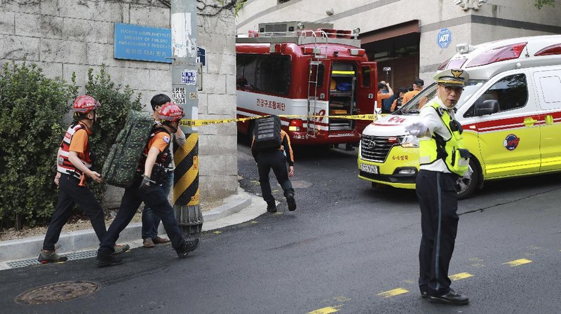 Rescuers arrive to search for missing Seoul Mayor Park Won-soon in Seoul, South Korea, Thursday, July 9, 2020. Police say Park has been reported missing and search operations are underway. (Lee Young-hwan/Newsis via AP)