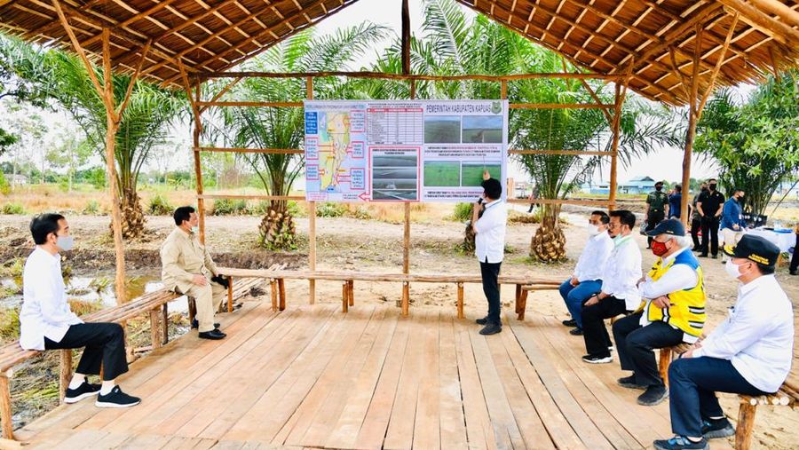Presiden Joko Widodo beserta rombongan meninjau lokasi pengembangan food estate atau lumbung pangan nasional dalam kunjungan kerja ke Provinsi Kalimantan Tengah pada Kamis (9/7/20220). (Biro Pers Sekretariat Presiden/ Laily Rachev)