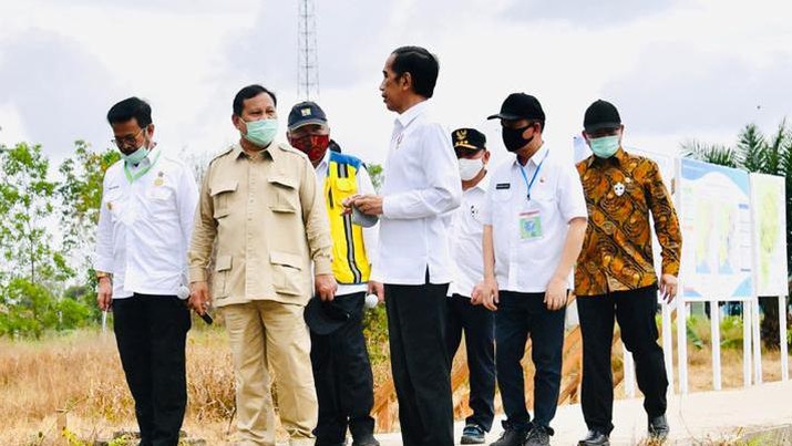Presiden Joko Widodo beserta rombongan meninjau lokasi pengembangan food estate atau lumbung pangan nasional dalam kunjungan kerja ke Provinsi Kalimantan Tengah pada Kamis (9/7/20220). (Biro Pers Sekretariat Presiden/ Laily Rachev) Presiden Joko Widodo beserta rombongan meninjau lokasi pengembangan food estate atau lumbung pangan nasional dalam kunjungan kerja ke Provinsi Kalimantan Tengah pada Kamis (9/7/20220). (Biro Pers Sekretariat Presiden/ Laily Rachev)
