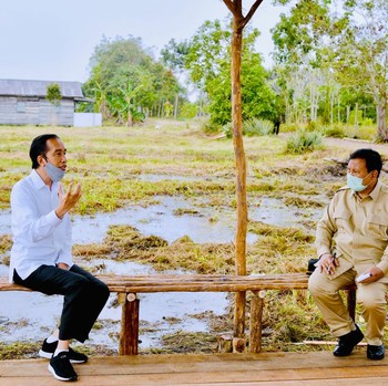 Kalung Anti Corona, Duet Jokowi-Prabowo Tinjau Lumbung Pangan