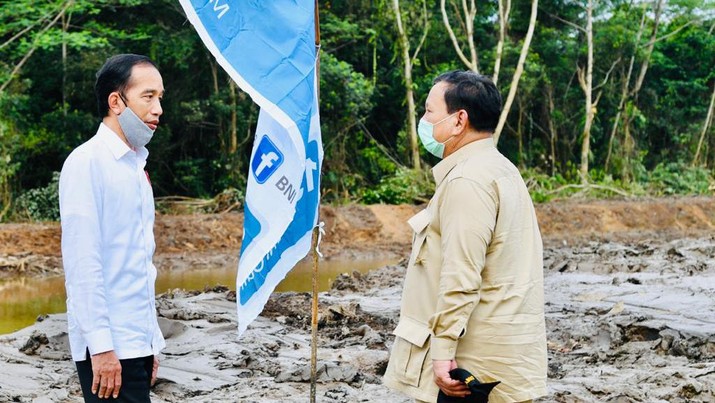 Presiden Joko Widodo dan Menteri Pertahanan Prabowo Subianto meninjau pembangunan peningkatan jaringan reklamasi rawa di Tahai Baru, Kabupaten Pulang Pisau, Kamis (9/7/2020). (Biro Pers Sekretariat Presiden/Laily Rachev) Presiden Joko Widodo dan Menteri Pertahanan Prabowo Subianto meninjau pembangunan peningkatan jaringan reklamasi rawa di Tahai Baru, Kabupaten Pulang Pisau, Kamis (9/7/2020). (Biro Pers Sekretariat Presiden/Laily Rachev)