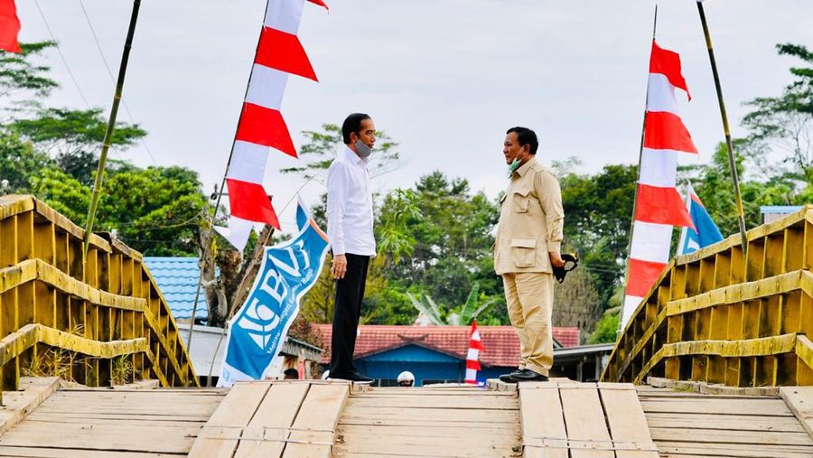 Presiden Joko Widodo dan Menteri Pertahanan Prabowo Subianto  meninjau pembangunan peningkatan jaringan reklamasi rawa di Tahai Baru, Kabupaten Pulang Pisau, Kamis (9/7/2020). (Biro Pers Sekretariat Presiden/Laily Rachev)