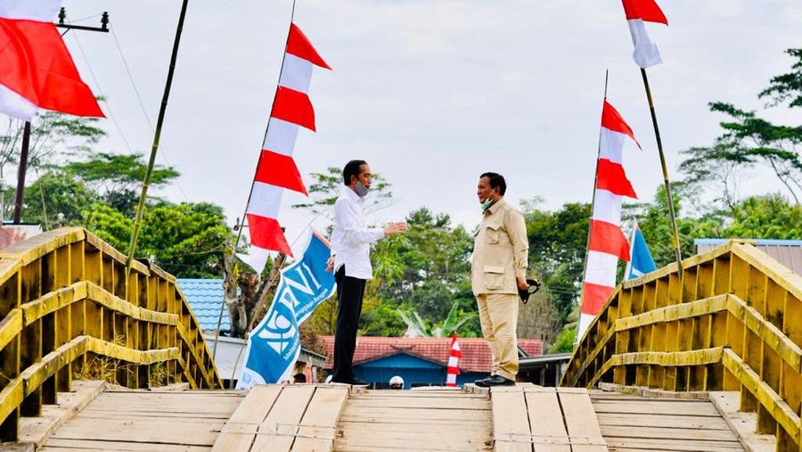 Presiden Joko Widodo dan Menteri Pertahanan Prabowo Subianto  meninjau pembangunan peningkatan jaringan reklamasi rawa di Tahai Baru, Kabupaten Pulang Pisau, Kamis (9/7/2020). (Biro Pers Sekretariat Presiden/Laily Rachev)