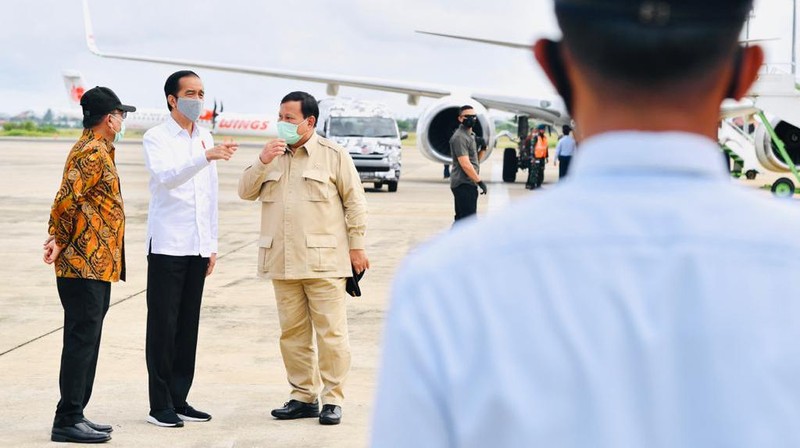 Presiden Joko Widodo tiba di Bandar Udara Tjilik Riwut, Kota Palangka Raya, Provinsi Kalimantan Tengah, Kamis, (9/7/2020). (Biro Pers Sekretariat Presiden/ Laily Rachev)