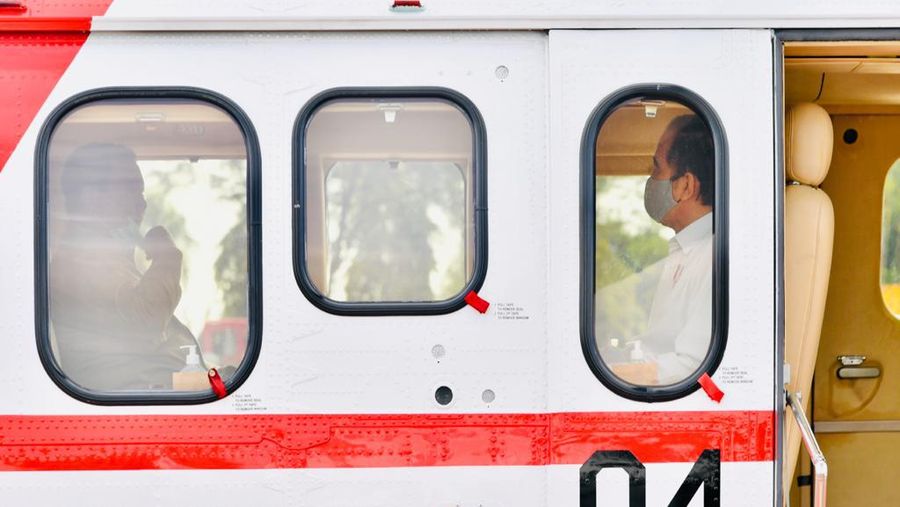 Presiden Joko Widodo tiba di Bandar Udara Tjilik Riwut, Kota Palangka Raya, Provinsi Kalimantan Tengah, Kamis, (9/7/2020). (Biro Pers Sekretariat Presiden/ Laily Rachev)