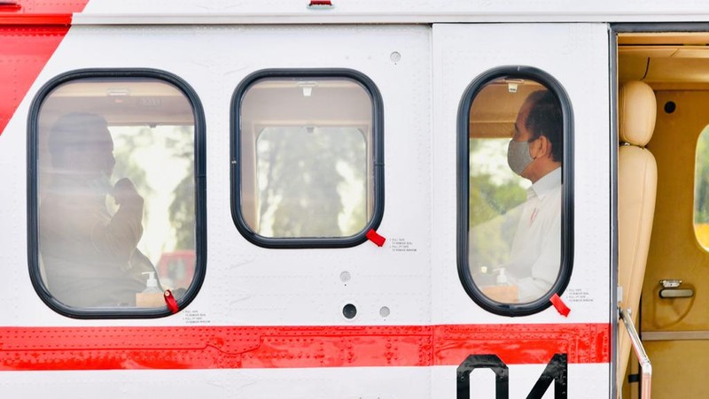 Presiden Joko Widodo tiba di Bandar Udara Tjilik Riwut, Kota Palangka Raya, Provinsi Kalimantan Tengah, Kamis, (9/7/2020). (Biro Pers Sekretariat Presiden/ Laily Rachev)