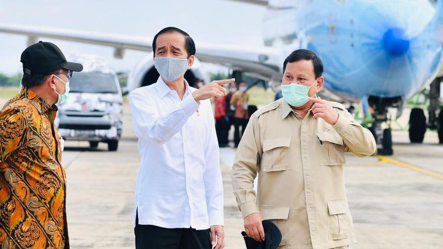 Presiden Joko Widodo tiba di Bandar Udara Tjilik Riwut, Kota Palangka Raya, Provinsi Kalimantan Tengah, Kamis, (9/7/2020). (Biro Pers Sekretariat Presiden/ Laily Rachev)