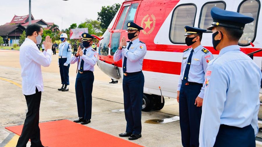 Presiden Joko Widodo Gunakan Heli Merah Putih Menuju Kapuas, , Kamis, 9 Juli 2020. (Biro Pers Sekretariat Presiden/ Laily Rachev)