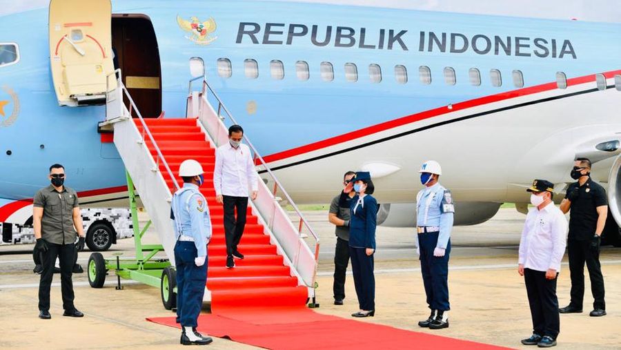 Presiden Joko Widodo tiba di Bandar Udara Tjilik Riwut, Kota Palangka Raya, Provinsi Kalimantan Tengah, Kamis, (9/7/2020). (Biro Pers Sekretariat Presiden/ Laily Rachev)