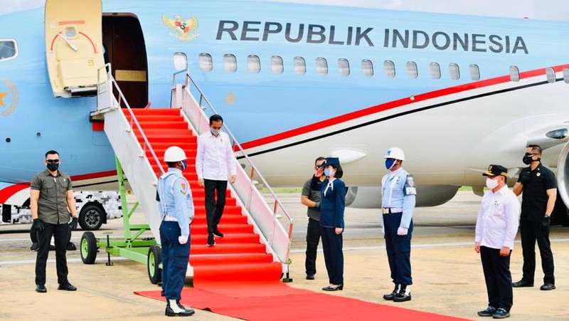 Presiden Joko Widodo tiba di Bandar Udara Tjilik Riwut, Kota Palangka Raya, Provinsi Kalimantan Tengah, Kamis, (9/7/2020). (Biro Pers Sekretariat Presiden/ Laily Rachev)