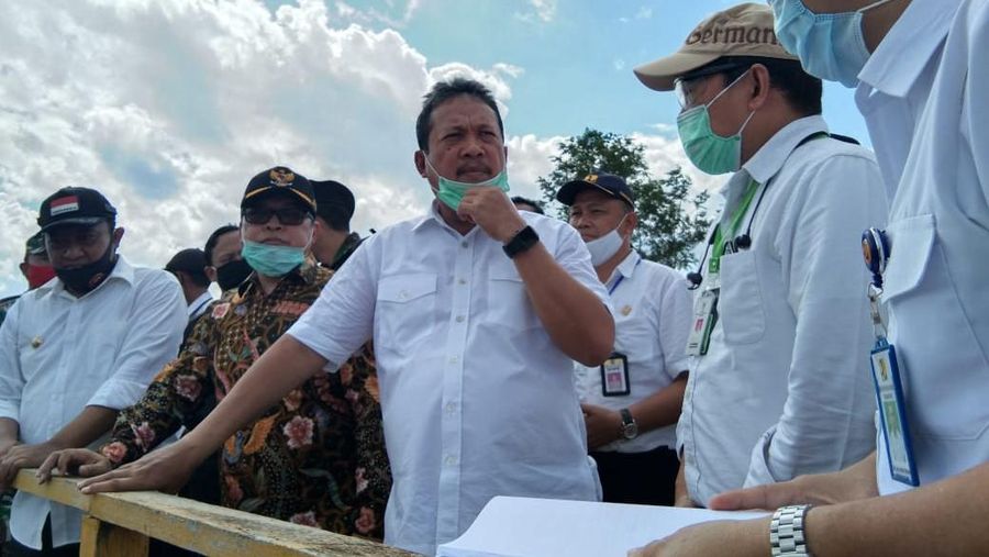 Dirjen PKTrans M. Nurdin bersama Wakil Menteri Pertahanan (Wamenhan) Sakti Wahyu Trenggono Wamen LHK Alue Dohong dan Bupati Pulang Pisau, Edy Pratowo meninjau Desa Belantikan (eks Kimtrans) Kec Pandih Batu. (Dok. Twitter @DitjenPKTrans)