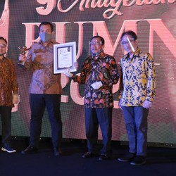 Silmy Karim Raih Special Award for CEO on Turnaround