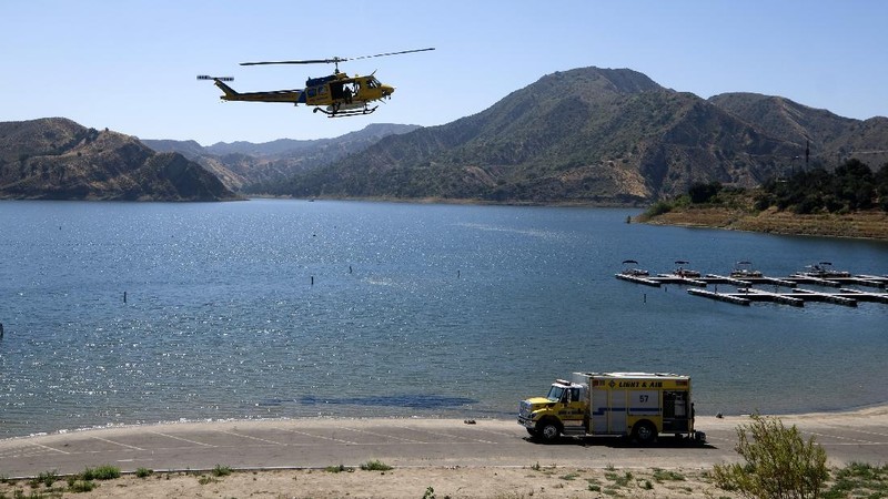 Members of Ventura County Sheriff's Office Underwater Search and Rescue Team search for former 