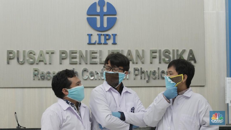 Tim Peneliti Fisika LIPI, Puspitek Tangerang Selatan berhasil mengembangkan masker kain disinfektor berlapis tembaga yang mampu membunuh virus Covid-19 dalam waktu 4 jam.  Jumat (10/7/20). CNBC Indonesia/Tri Susilo Lembaga Ilmu Pengetahuan Indonesia (LIPI) melakukan riset pada masker kain sebagai upaya penanganan Covid-19 di Indonesia. Inovasi masker ini diperuntukan bagi masyarakat umum, bukan tenaga medis. Peneliti Pusat Penelitian Fisika LIPI Deni Shidqi Khaerudini menyatakan, timnya sedang mengembangkan masker kain disinfektor berbasis lapisan tembaga yang diyakini anti Covid-19. Ini berdasarkan beberapa penelitian terkait tembaga sebagai anti-microbial agent. Penelitian tersebut di antaranya menunjukkan bahwa tembaga telah dikenal sebagai anti-microbial agent (agen anti mikroba) sejak zaman Mesir dan Yunani kuno, seperti untuk perawatan luka dan sterilisasi air. Selain itu, ditemukan terjadinya perusakan bakteri maupun virus akibat kontak dengan tembaga (contact killer), meski berbeda-beda tergantung jenis mikroorganisme. Secara umum, mekanisme perusakan terjadi dengan ion-ion tembaga yang mudah terlepas setelah bakteri atau virus menempel pada lapisan tembaga. Hal ini mengakibatkan kerusakan pada dinding sel dan degradasi DNA atau RNA, sehingga mikroba tidak mampu reproduksi yang berujung pada kematian sel tersebut. Terkait SARS-CoV-2 atau virus corona penyebab Covid-19, penelitian terbaru menunjukkan bahwa virus corona hanya mampu bertahan selama 4 jam di permukaan tembaga. Riset ini juga didasari efektivitas penyaringan (filter) mikroorganisme terhadap masker kain yang selama ini umum digunakan masyarakat untuk mencegah penularan Covid-19. Diketahui, virus corona berdiameter 0,065-0,125 mikron. Penelitian efektivitas filter masker kain didasarkan pada mikroorganisme B. Atrophaeus yang berdiameter 0,9-1,25 mikron. Hasilnya, masker kain satu lapis memiliki kemampuan filter 69,42 persen dan yang dua lapis sebesar 70,66 persen. Dengan demikian, jika dibandingkan dengan virus corona yang memiliki diameter 10 kali lipat lebih kecil dari bakteri B. Atrophaeus, maka kemampuan filter masker kain terhadap virus corona jauh lebih rendah. (CNBC Indonesia/ Tri Susilo)
