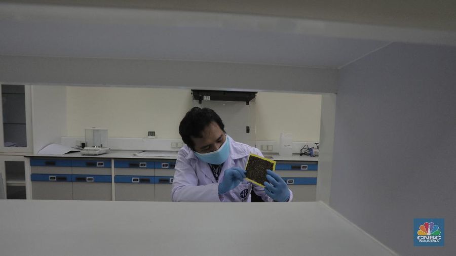 Tim Peneliti Fisika LIPI, Puspitek Tangerang Selatan berhasil mengembangkan masker kain disinfektor berlapis tembaga yang mampu membunuh virus Covid-19 dalam waktu 4 jam.  Jumat (10/7/20). CNBC Indonesia/Tri Susilo Lembaga Ilmu Pengetahuan Indonesia (LIPI) melakukan riset pada masker kain sebagai upaya penanganan Covid-19 di Indonesia. Inovasi masker ini diperuntukan bagi masyarakat umum, bukan tenaga medis. Peneliti Pusat Penelitian Fisika LIPI Deni Shidqi Khaerudini menyatakan, timnya sedang mengembangkan masker kain disinfektor berbasis lapisan tembaga yang diyakini anti Covid-19. Ini berdasarkan beberapa penelitian terkait tembaga sebagai anti-microbial agent. Penelitian tersebut di antaranya menunjukkan bahwa tembaga telah dikenal sebagai anti-microbial agent (agen anti mikroba) sejak zaman Mesir dan Yunani kuno, seperti untuk perawatan luka dan sterilisasi air. Selain itu, ditemukan terjadinya perusakan bakteri maupun virus akibat kontak dengan tembaga (contact killer), meski berbeda-beda tergantung jenis mikroorganisme. Secara umum, mekanisme perusakan terjadi dengan ion-ion tembaga yang mudah terlepas setelah bakteri atau virus menempel pada lapisan tembaga. Hal ini mengakibatkan kerusakan pada dinding sel dan degradasi DNA atau RNA, sehingga mikroba tidak mampu reproduksi yang berujung pada kematian sel tersebut. Terkait SARS-CoV-2 atau virus corona penyebab Covid-19, penelitian terbaru menunjukkan bahwa virus corona hanya mampu bertahan selama 4 jam di permukaan tembaga. Riset ini juga didasari efektivitas penyaringan (filter) mikroorganisme terhadap masker kain yang selama ini umum digunakan masyarakat untuk mencegah penularan Covid-19. Diketahui, virus corona berdiameter 0,065-0,125 mikron. Penelitian efektivitas filter masker kain didasarkan pada mikroorganisme B. Atrophaeus yang berdiameter 0,9-1,25 mikron. Hasilnya, masker kain satu lapis memiliki kemampuan filter 69,42 persen dan yang dua lapis sebesar 70,66 persen. Dengan demikian, jika dibandingkan dengan virus corona yang memiliki diameter 10 kali lipat lebih kecil dari bakteri B. Atrophaeus, maka kemampuan filter masker kain terhadap virus corona jauh lebih rendah. (CNBC Indonesia/ Tri Susilo)