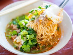 Racikan Mie Instan Ini Viral Berkat Novel, Kuncinya Pakai Kulit Ayam