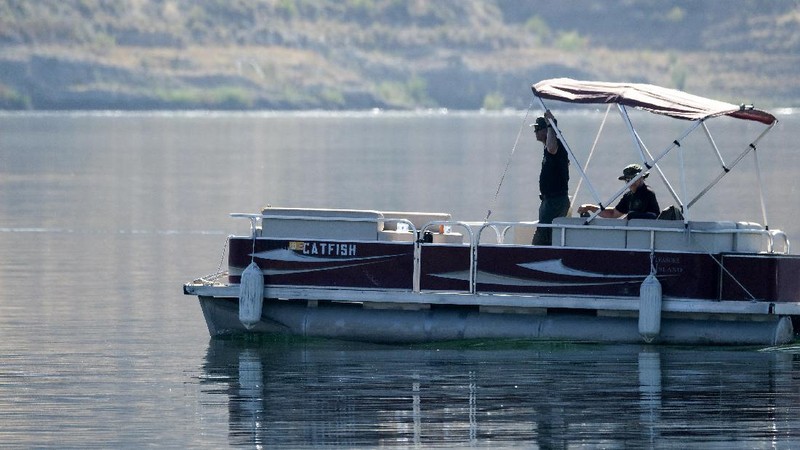 Members of Ventura County Sheriff's Office Underwater Search and Rescue Team search for former 