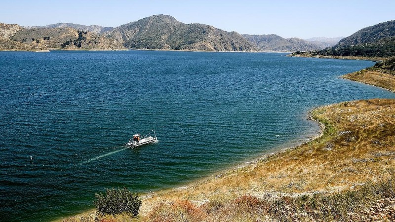 Members of Ventura County Sheriff's Office Underwater Search and Rescue Team search for former 
