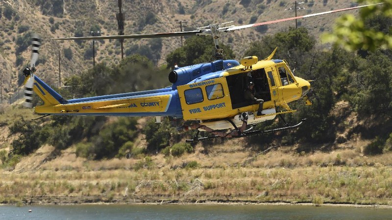 Members of Ventura County Sheriff's Office Underwater Search and Rescue Team search for former 