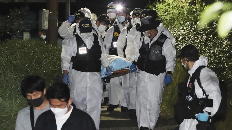 Rescuers arrive to search for missing Seoul Mayor Park Won-soon in Seoul, South Korea, Thursday, July 9, 2020. Police say Park has been reported missing and search operations are underway. (Lee Young-hwan/Newsis via AP)