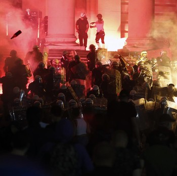 Geger! Serbia Tolak Lockdown, Warga Serbu Gedung Parlemen