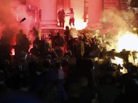 Geger! Serbia Tolak Lockdown, Warga Serbu Gedung Parlemen
