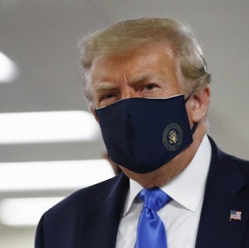 Jreng... Ini Penampakan Perdana Trump Pakai Masker Depan Umum