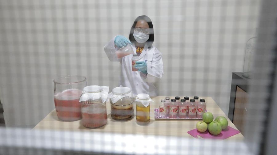 Lembaga Ilmu Pengetahuan Indonesia (LIPI) Puspitek, Tangerang Selatan, Banten terus berinovasi mengembangkan produk yang bermanfaat untuk menghadapi pandemi Covid-19 di Indonesia. Di antaranya, dengan memproduksi suplemen untuk daya tahan tubuh. Jumat (10/7/20). CNBC Indonesia/Tri Susilo