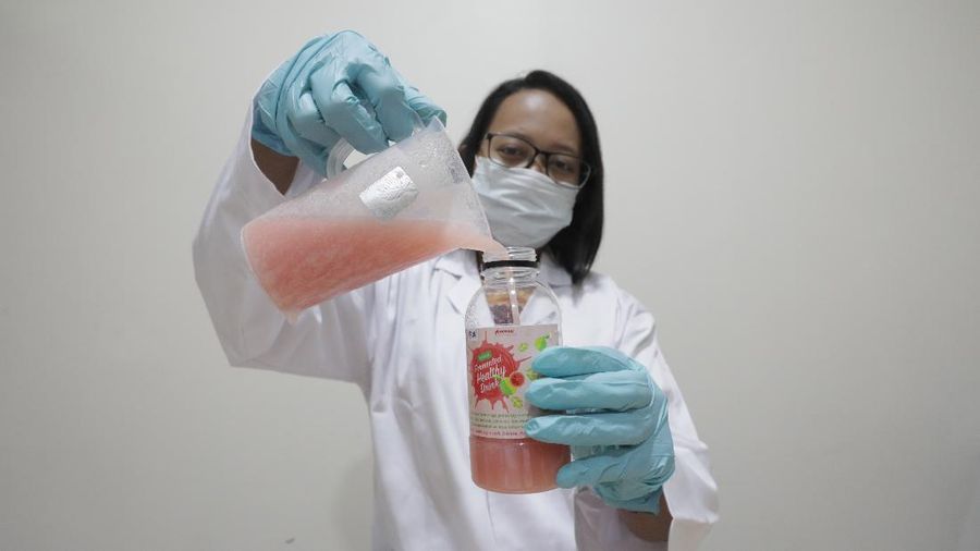 Lembaga Ilmu Pengetahuan Indonesia (LIPI) Puspitek, Tangerang Selatan, Banten terus berinovasi mengembangkan produk yang bermanfaat untuk menghadapi pandemi Covid-19 di Indonesia. Di antaranya, dengan memproduksi suplemen untuk daya tahan tubuh. Jumat (10/7/20). CNBC Indonesia/Tri Susilo