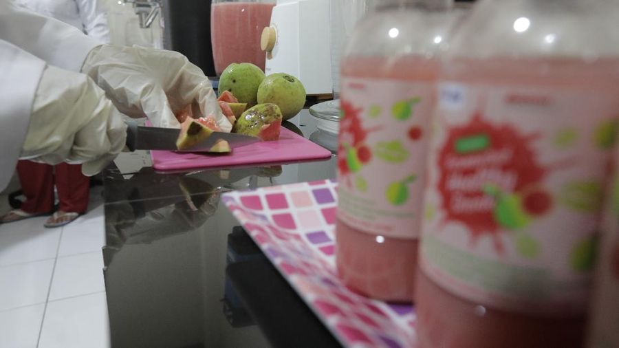 Lembaga Ilmu Pengetahuan Indonesia (LIPI) Puspitek, Tangerang Selatan, Banten terus berinovasi mengembangkan produk yang bermanfaat untuk menghadapi pandemi Covid-19 di Indonesia. Di antaranya, dengan memproduksi suplemen untuk daya tahan tubuh. Jumat (10/7/20). CNBC Indonesia/Tri Susilo