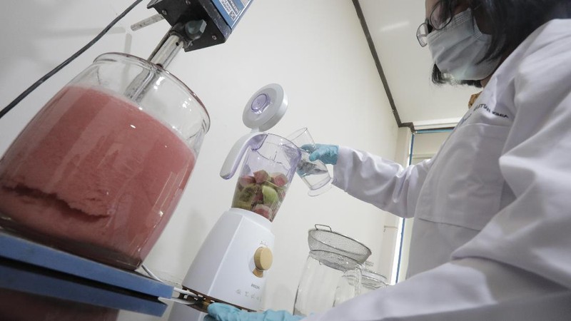 Lembaga Ilmu Pengetahuan Indonesia (LIPI) Puspitek, Tangerang Selatan, Banten terus berinovasi mengembangkan produk yang bermanfaat untuk menghadapi pandemi Covid-19 di Indonesia. Di antaranya, dengan memproduksi suplemen untuk daya tahan tubuh. Jumat (10/7/20). CNBC Indonesia/Tri Susilo