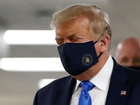 Tak Jadi Isolasi Mandiri, Trump Dipindahkan ke RS Militer