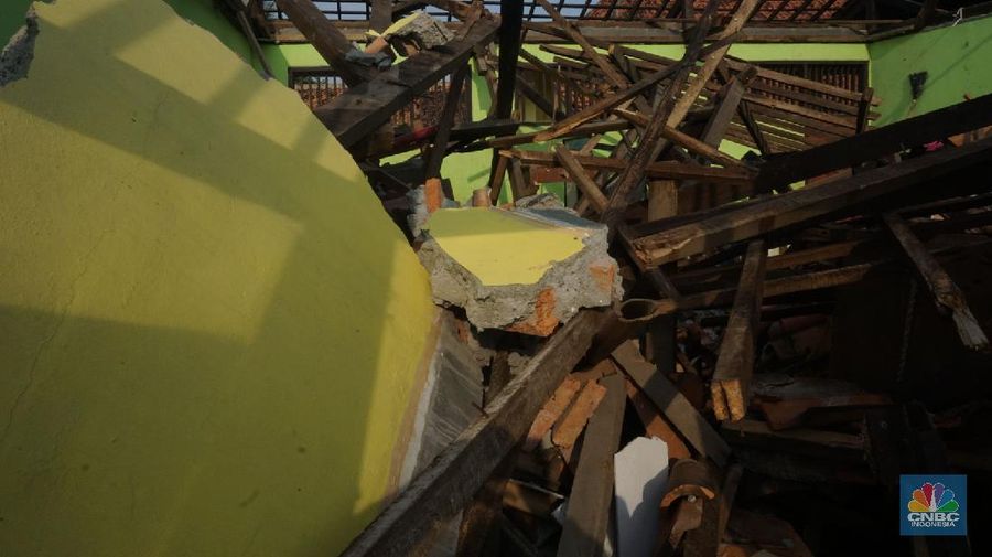 Atap sekolah SDN Sindangsari 03 ambruk di Kampung Pulongandang, Desa Sindangsari, Bekasi. (CNBC Indonesia. Muhammad Sabki)