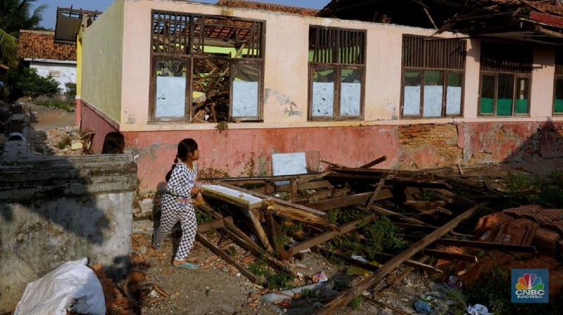 Atap sekolah SDN Sindangsari 03 ambruk di Kampung Pulongandang, Desa Sindangsari, Bekasi. (CNBC Indonesia. Muhammad Sabki)