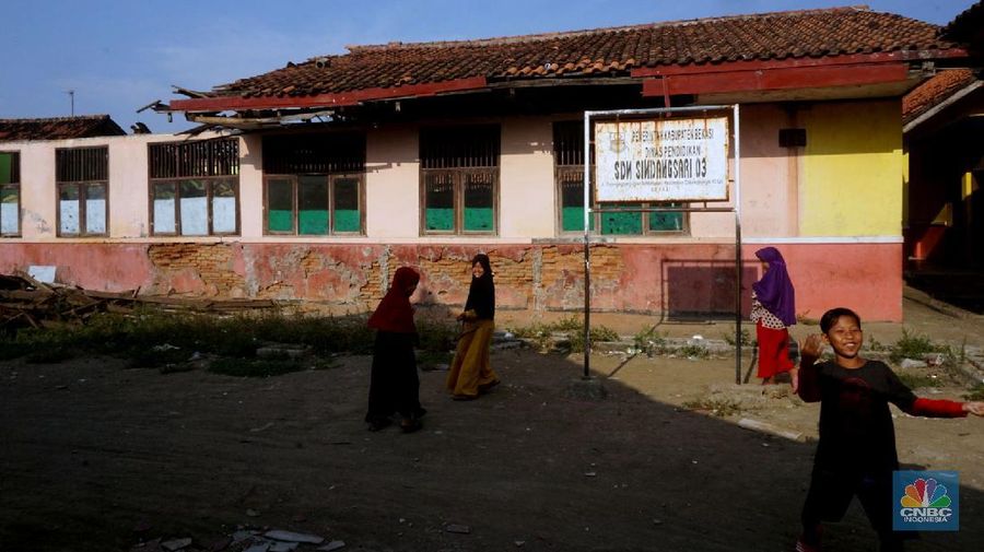Atap sekolah SDN Sindangsari 03 ambruk di Kampung Pulongandang, Desa Sindangsari, Bekasi. (CNBC Indonesia. Muhammad Sabki)