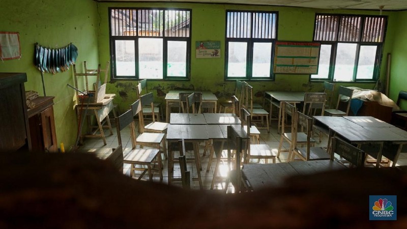 Atap sekolah SDN Sindangsari 03 ambruk di Kampung Pulongandang, Desa Sindangsari, Bekasi. (CNBC Indonesia. Muhammad Sabki)