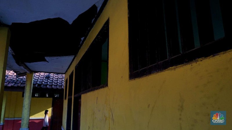 Atap sekolah SDN Sindangsari 03 ambruk di Kampung Pulongandang, Desa Sindangsari, Bekasi. (CNBC Indonesia. Muhammad Sabki)
