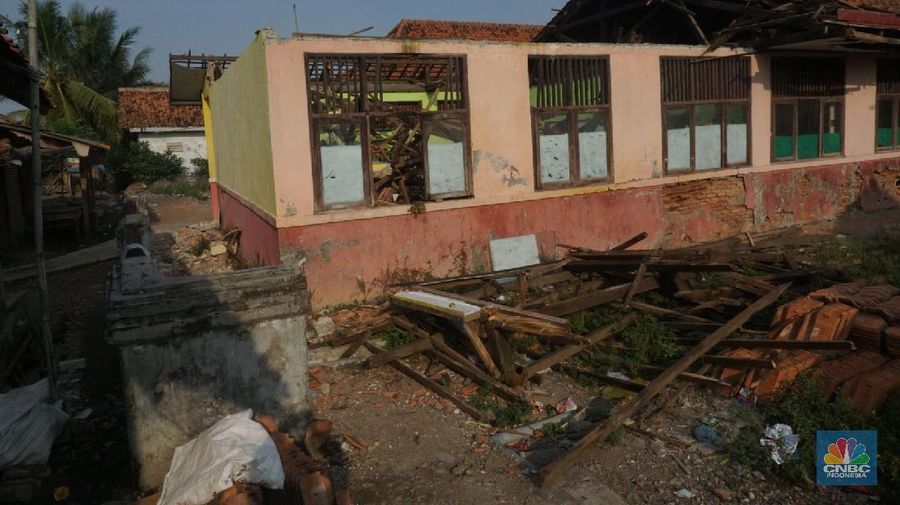 Atap sekolah SDN Sindangsari 03 ambruk di Kampung Pulongandang, Desa Sindangsari, Bekasi. (CNBC Indonesia. Muhammad Sabki)