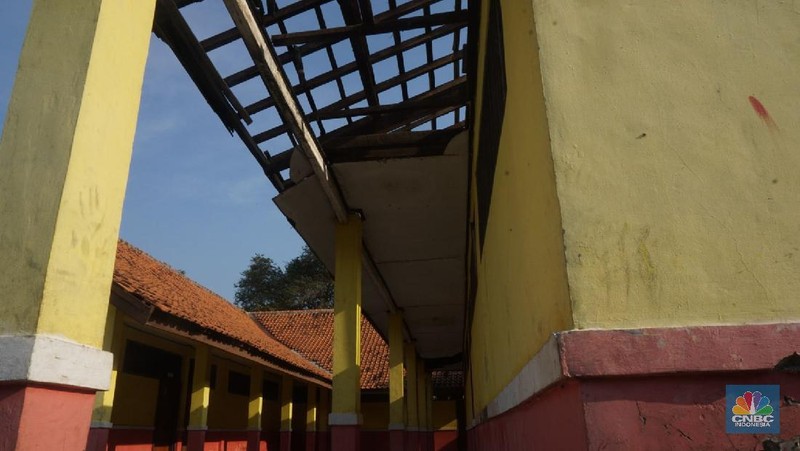 Atap sekolah SDN Sindangsari 03 ambruk di Kampung Pulongandang, Desa Sindangsari, Bekasi. (CNBC Indonesia. Muhammad Sabki)