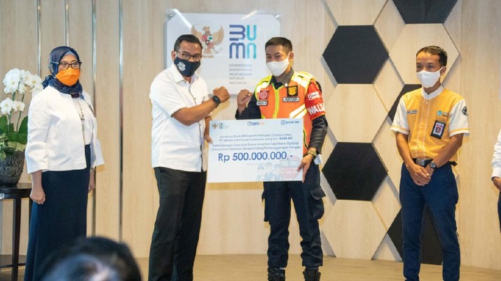 BRI Beri Asuransi Davestara Untuk Dua Petugas KRL Jujur
